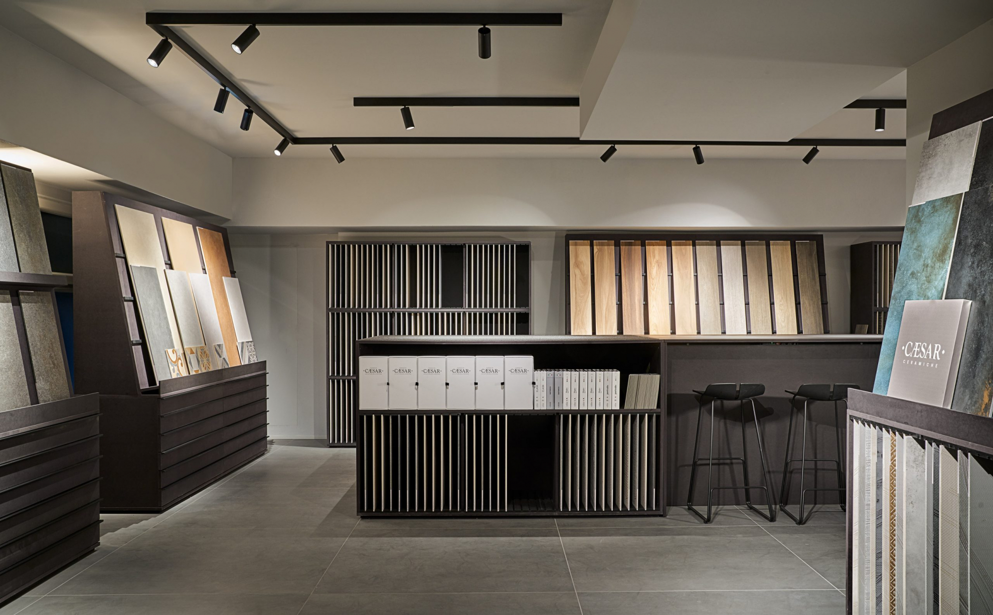 11 Mo1950 Showroom scaled2